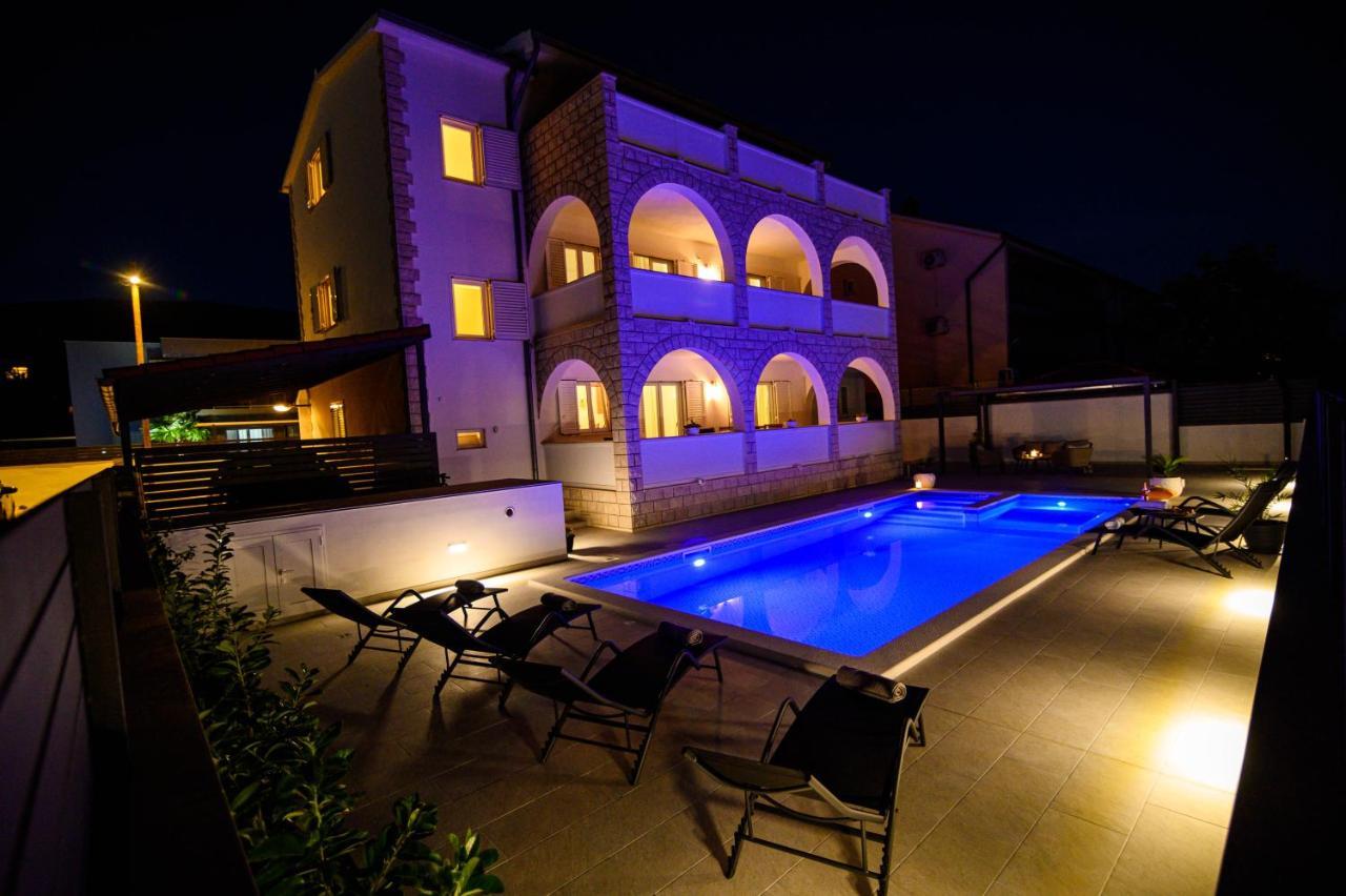 Villa Relax - Beautiful Apartment With Heated Saltwater Pool & Jacuzzi Kaštela Екстериор снимка