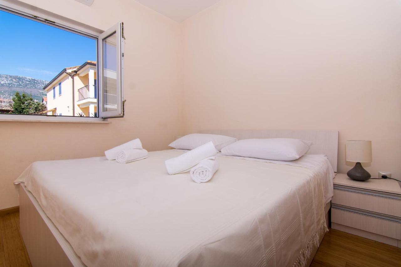Villa Relax - Beautiful Apartment With Heated Saltwater Pool & Jacuzzi Kaštela Екстериор снимка