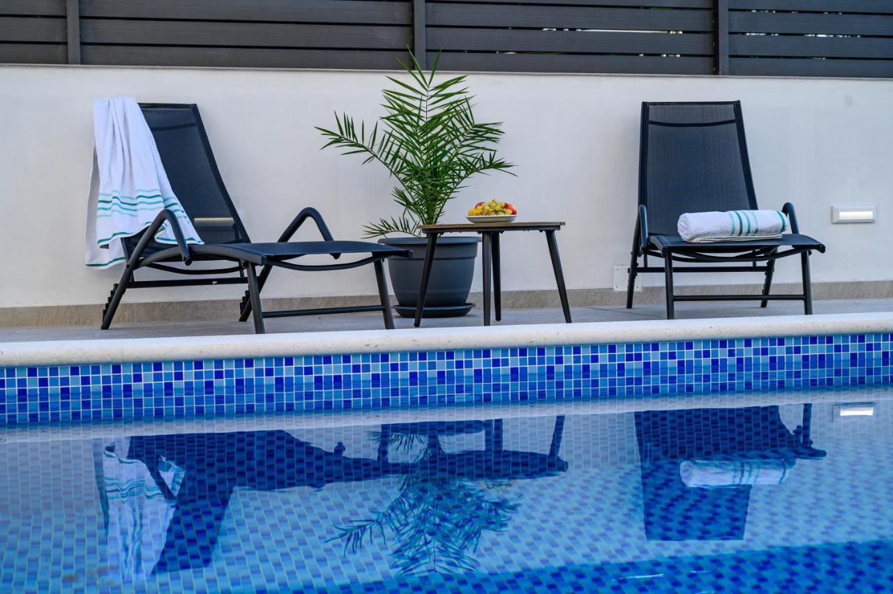 Villa Relax - Beautiful Apartment With Heated Saltwater Pool & Jacuzzi Kaštela Екстериор снимка