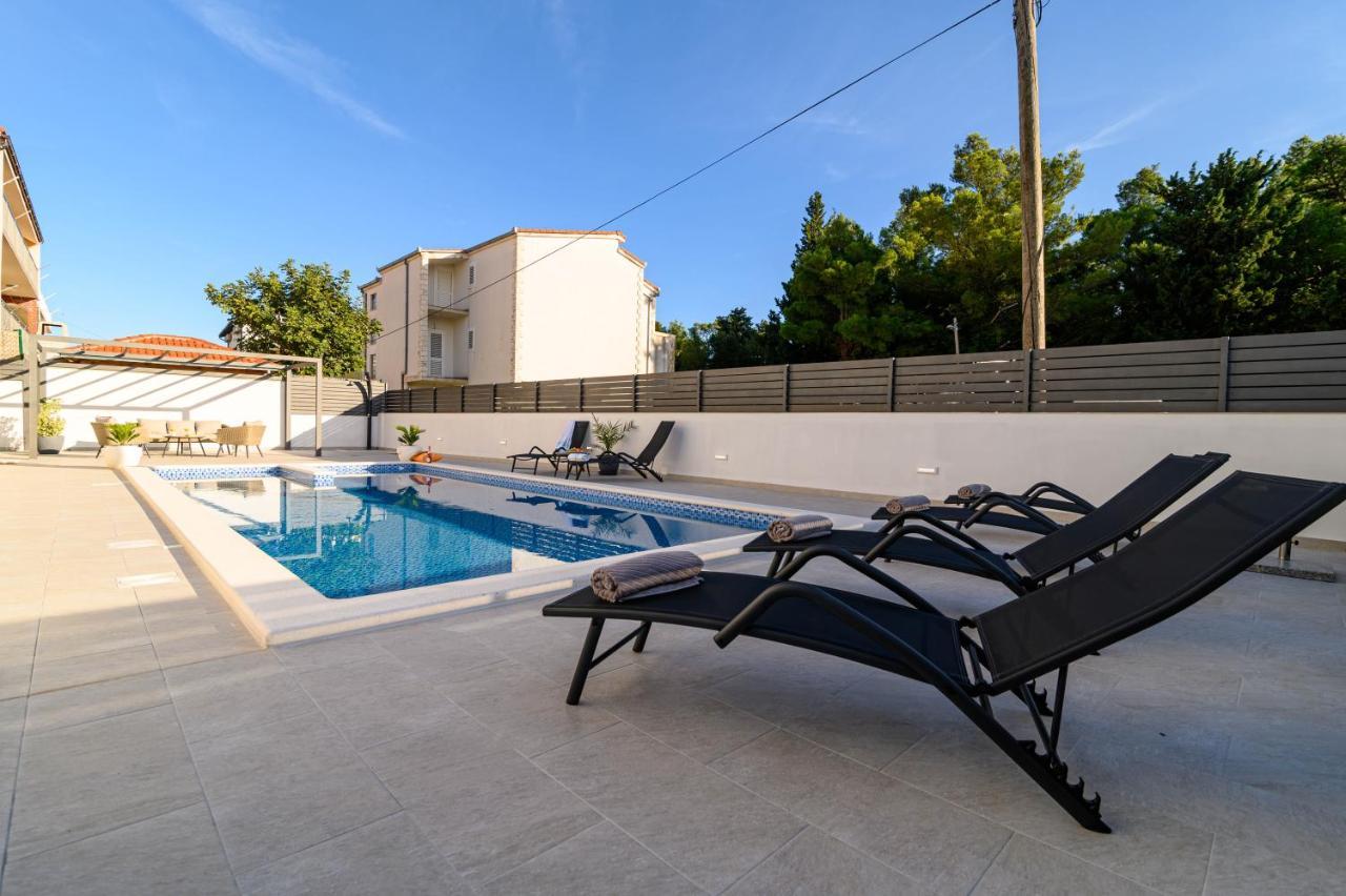 Villa Relax - Beautiful Apartment With Heated Saltwater Pool & Jacuzzi Kaštela Екстериор снимка