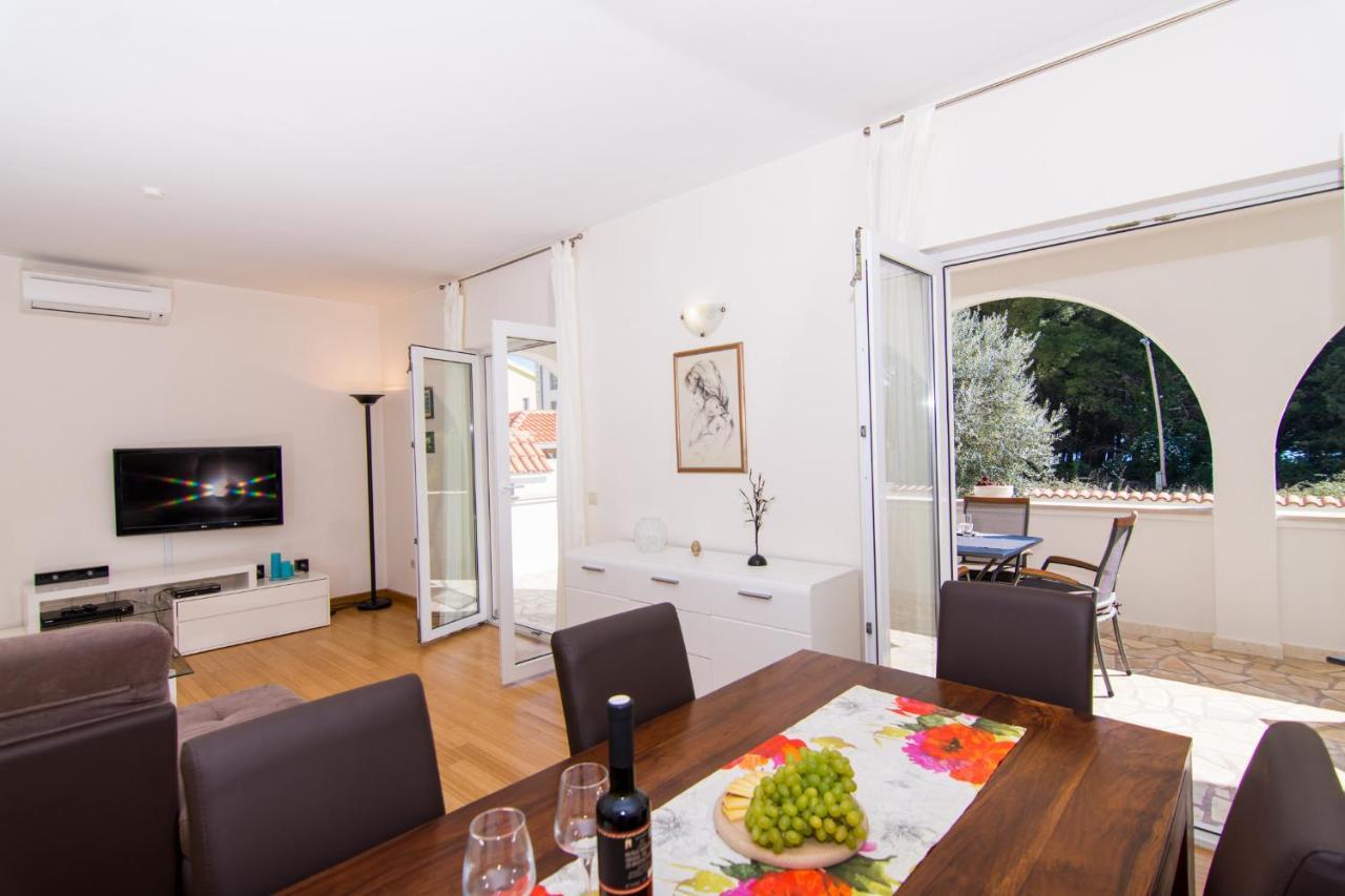 Villa Relax - Beautiful Apartment With Heated Saltwater Pool & Jacuzzi Kaštela Екстериор снимка