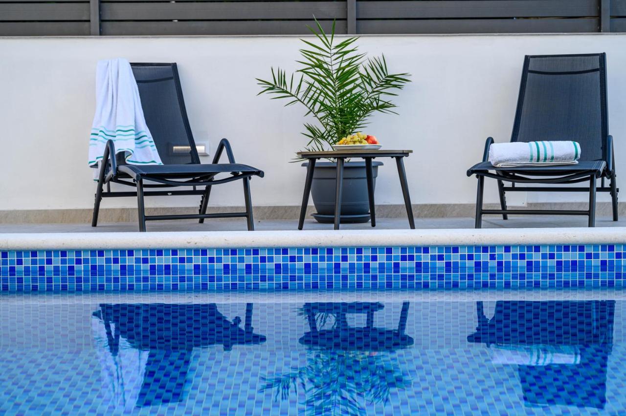 Villa Relax - Beautiful Apartment With Heated Saltwater Pool & Jacuzzi Kaštela Екстериор снимка