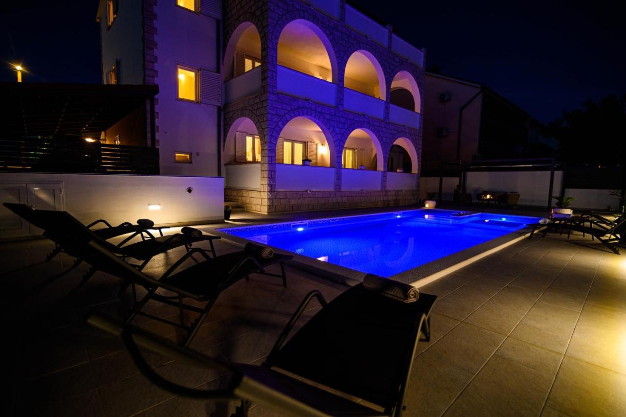 Villa Relax - Beautiful Apartment With Heated Saltwater Pool & Jacuzzi Kaštela Екстериор снимка