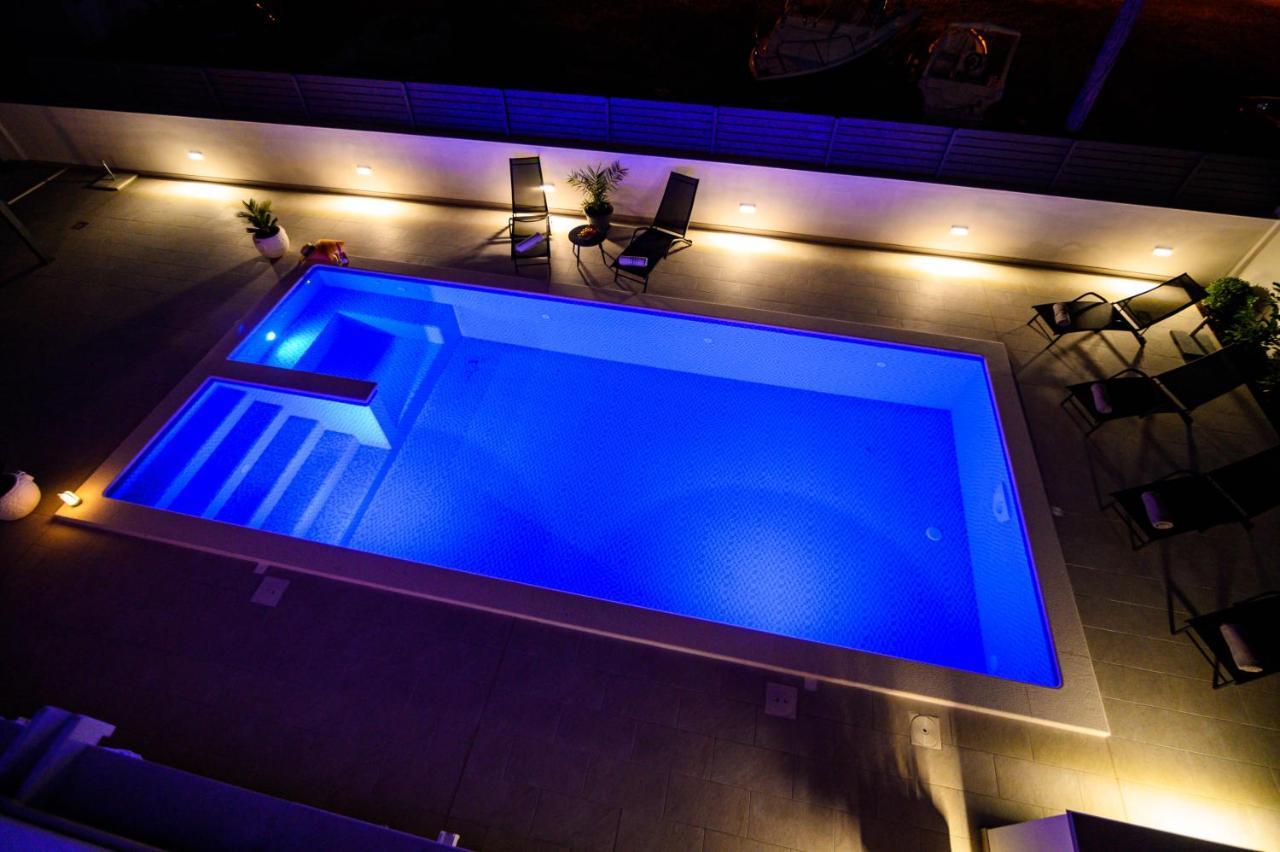 Villa Relax - Beautiful Apartment With Heated Saltwater Pool & Jacuzzi Kaštela Екстериор снимка
