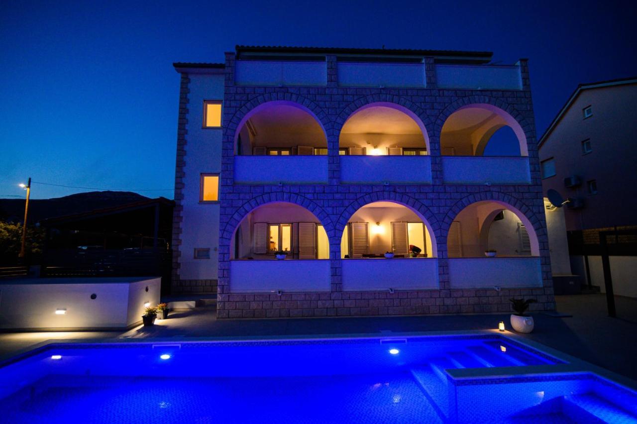 Villa Relax - Beautiful Apartment With Heated Saltwater Pool & Jacuzzi Kaštela Екстериор снимка