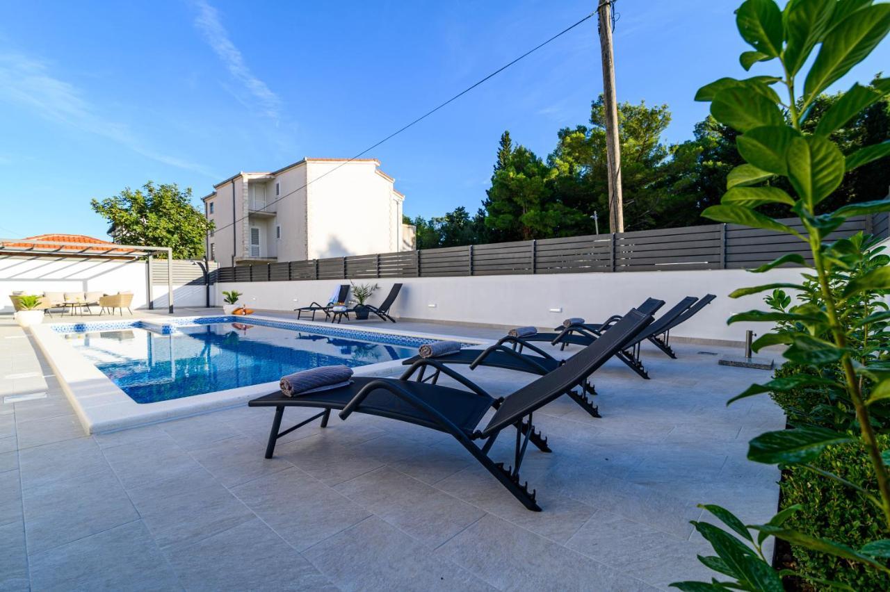 Villa Relax - Beautiful Apartment With Heated Saltwater Pool & Jacuzzi Kaštela Екстериор снимка
