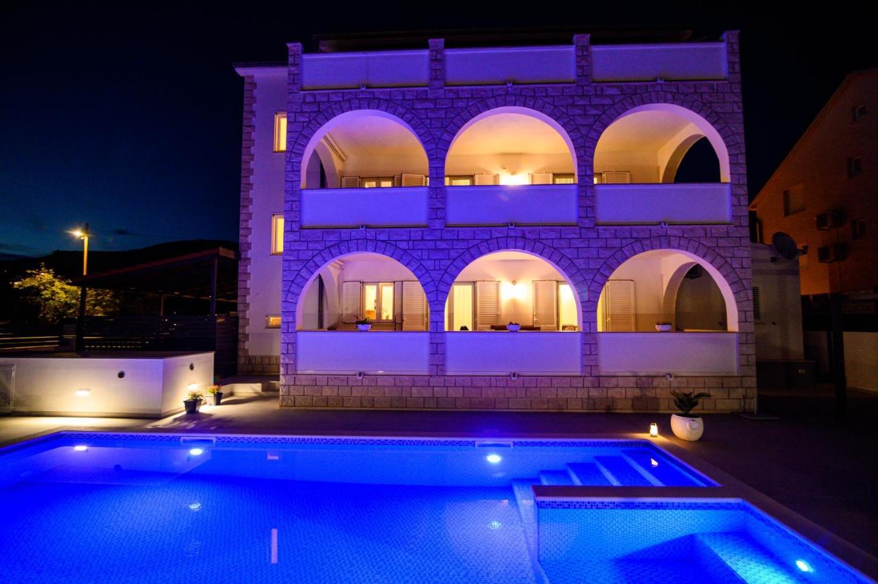 Villa Relax - Beautiful Apartment With Heated Saltwater Pool & Jacuzzi Kaštela Екстериор снимка