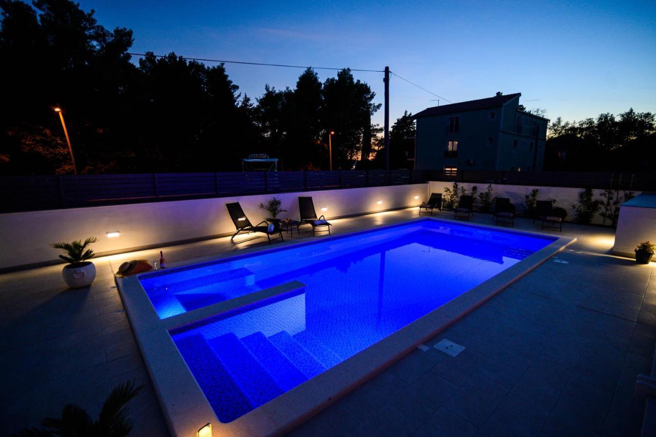 Villa Relax - Beautiful Apartment With Heated Saltwater Pool & Jacuzzi Kaštela Екстериор снимка